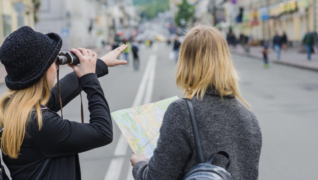women-sightseeing-street2.jpg women-sightseeing-street2.jpg